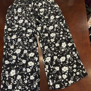 Floral Black and White Women’s Flowy Cropped Pants